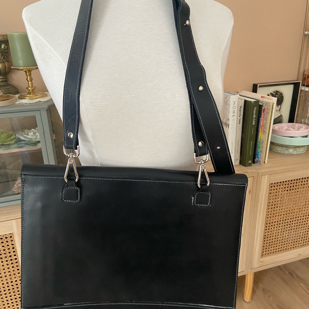 M0851 Elegant Black Leather Messenger Bag - Picture 6 of 11